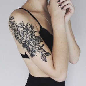 Tatuagem feminina no braço