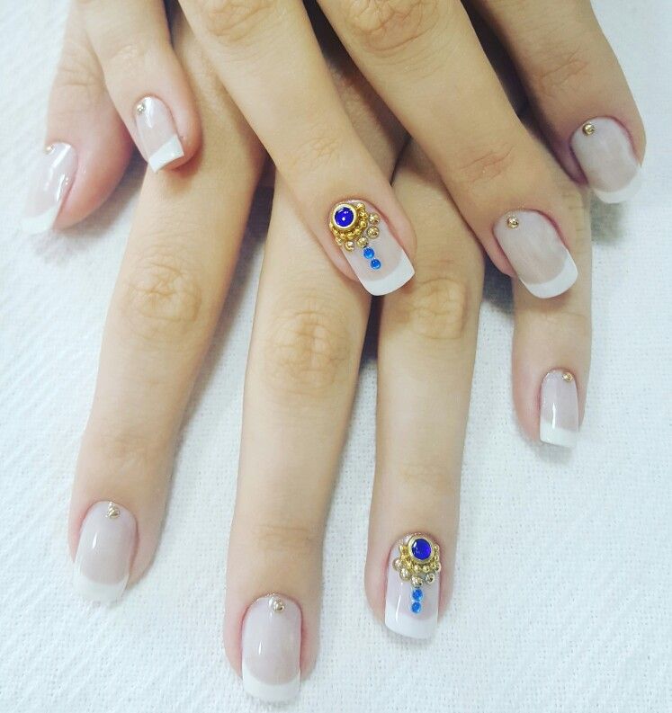 unhas francesinhas com pedraria