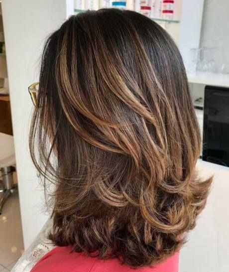 Corte em camadas para cabelo médio