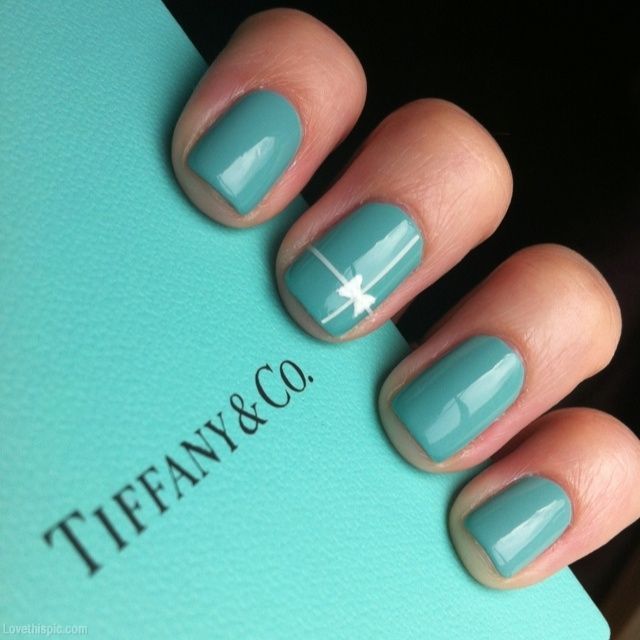 Unha decorada em azul Tiffany