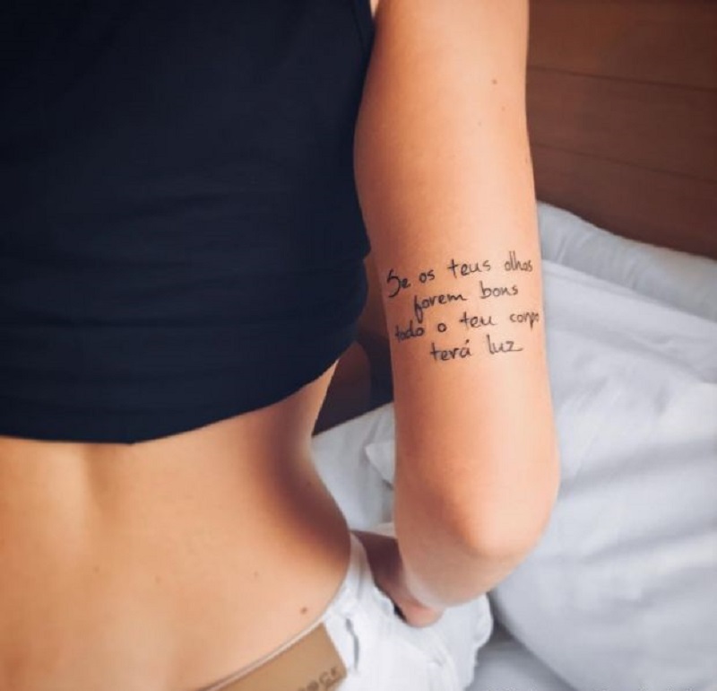 tatuagem de frase no braço