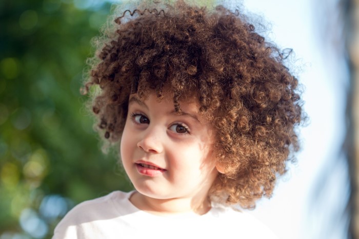 cabelo black power em menino