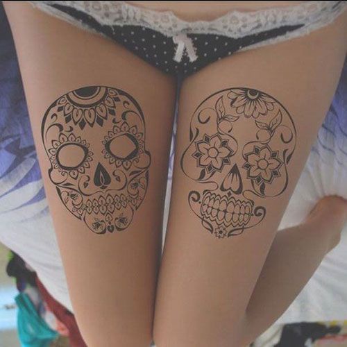 tatuagem feminina de caveira mexicana na coxa