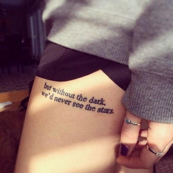 tatuagem feminina delicada de frase