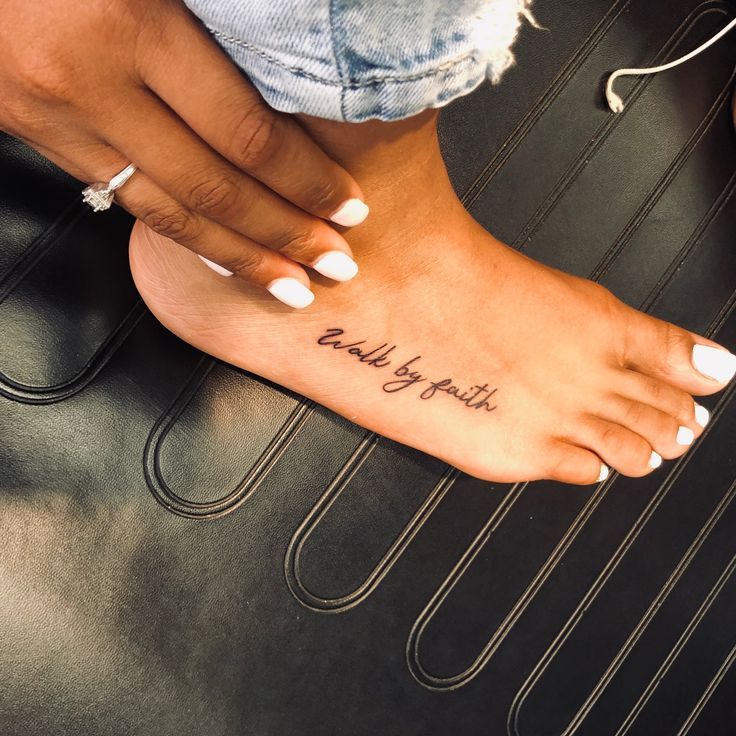 tatuagem feminina no pé com frases ou palavras