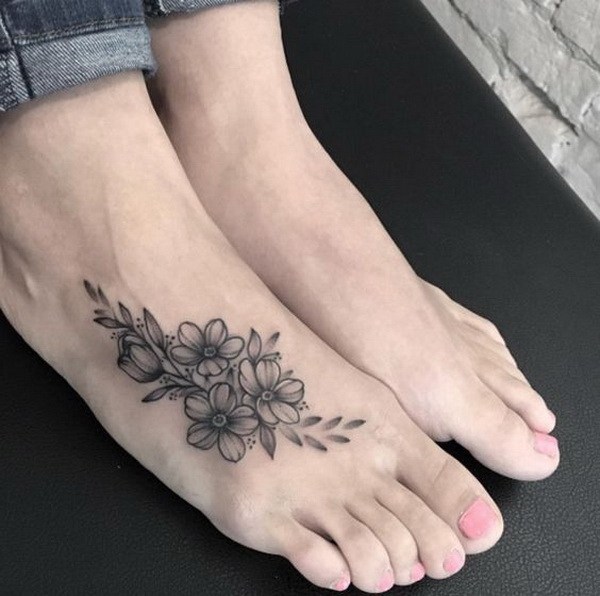 tatuagem feminina no pé de flores