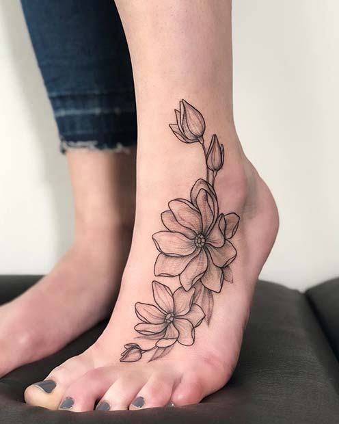 tatuagem feminina no pé de flores