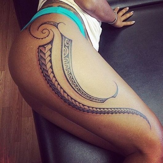 tatuagem feminina tribal na coxa