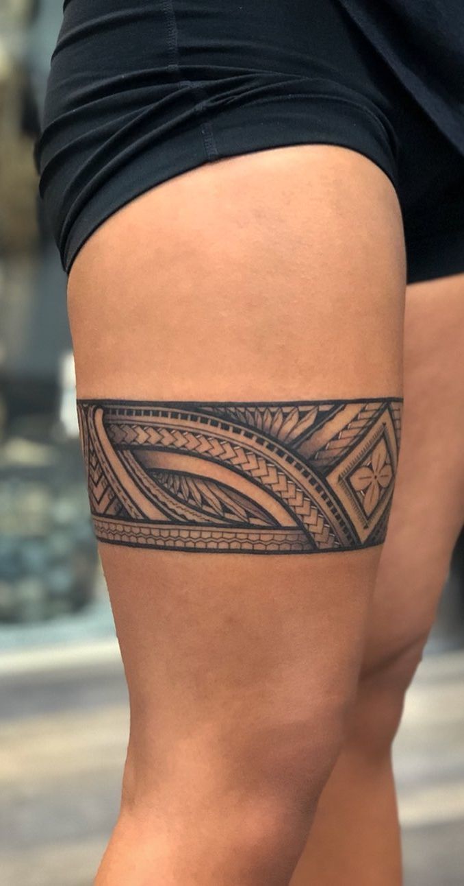 tatuagem feminina tribal na coxa