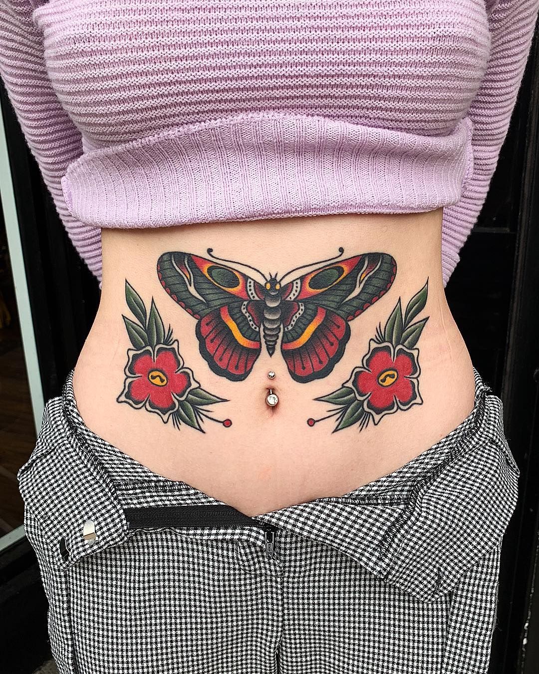 tatuagem old school feminina na barriga