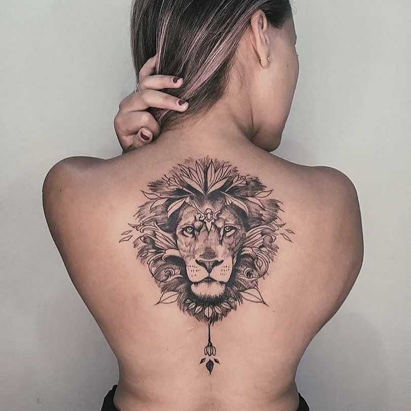 Tatuagem feminina de leão nas costas