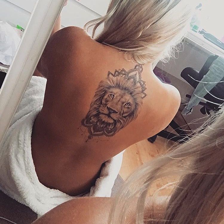 Tatuagem feminina de leão nas costas