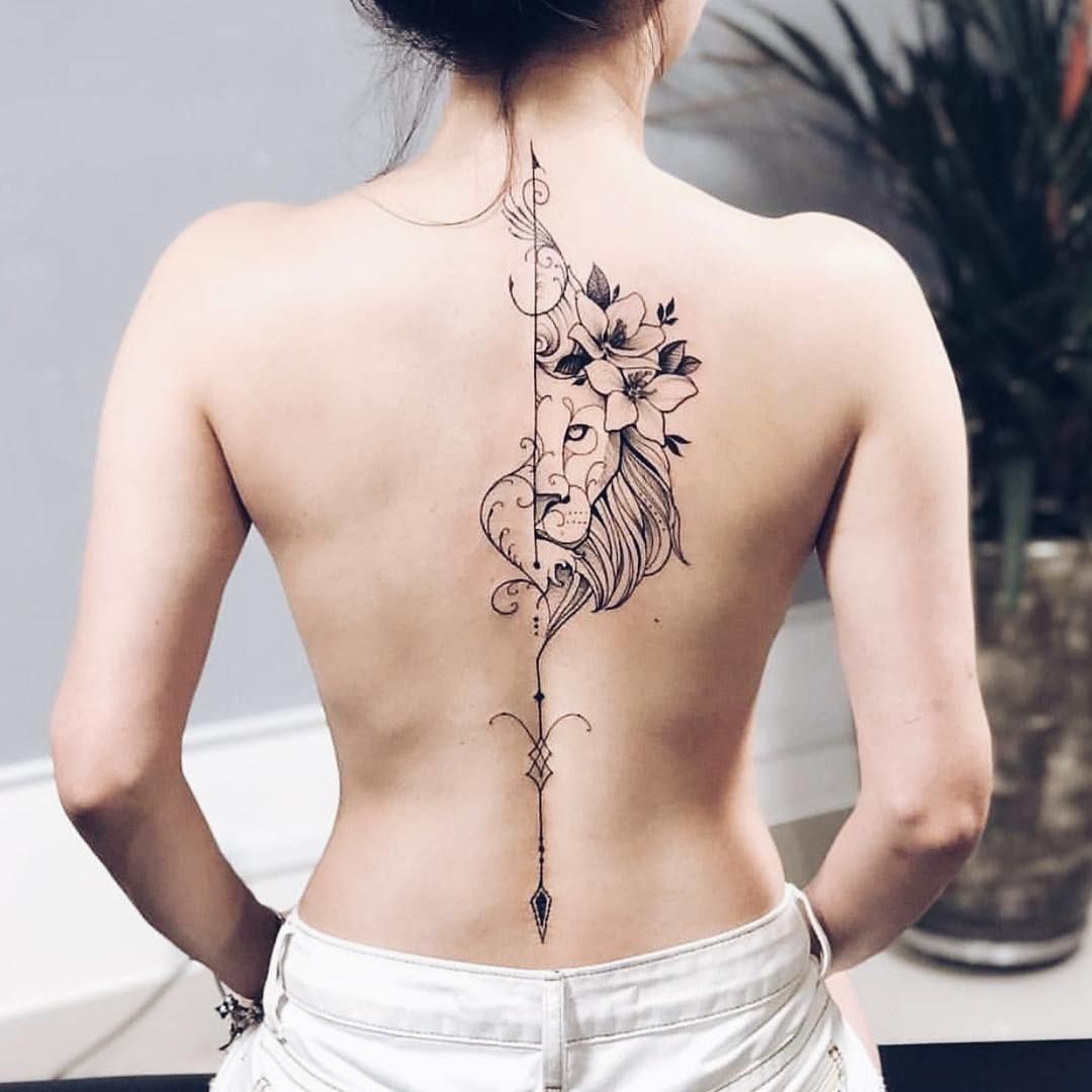 Tatuagem feminina de leão nas costas