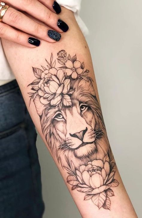 Tatuagem feminina de leão no braço