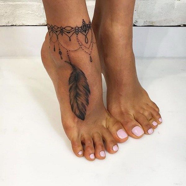 tatuagem feminina no pé estilo tornozeleira