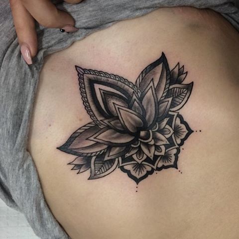 Tatuagem feminina de flor de lótus na barriga