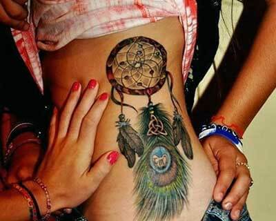 Tatuagem na barriga de filtro de sonhos femininos