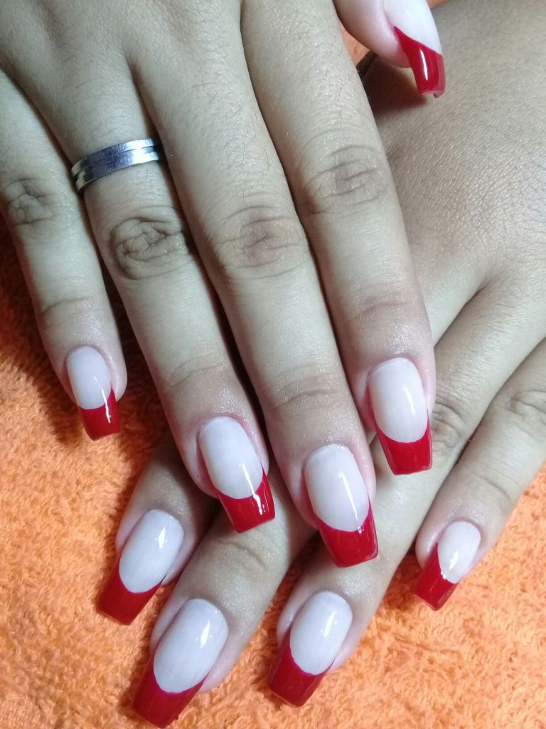 Ideias de unhas branca e vermelha