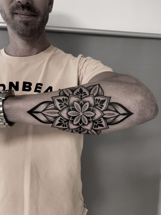 Tatuagem de mandala (Pinterest) - tatuagem antebraço masculina