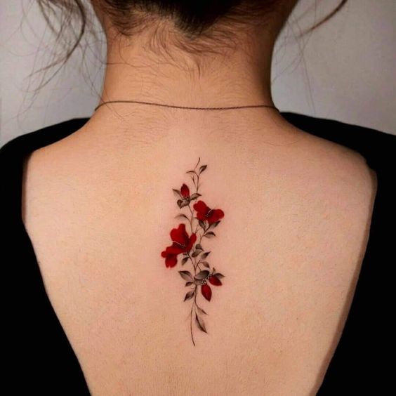  Tatuagem feminina nas costas com flores (Pinterest)