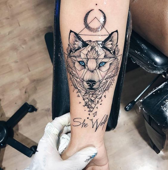 Tatuagem lobo geométrica (Pinterest)