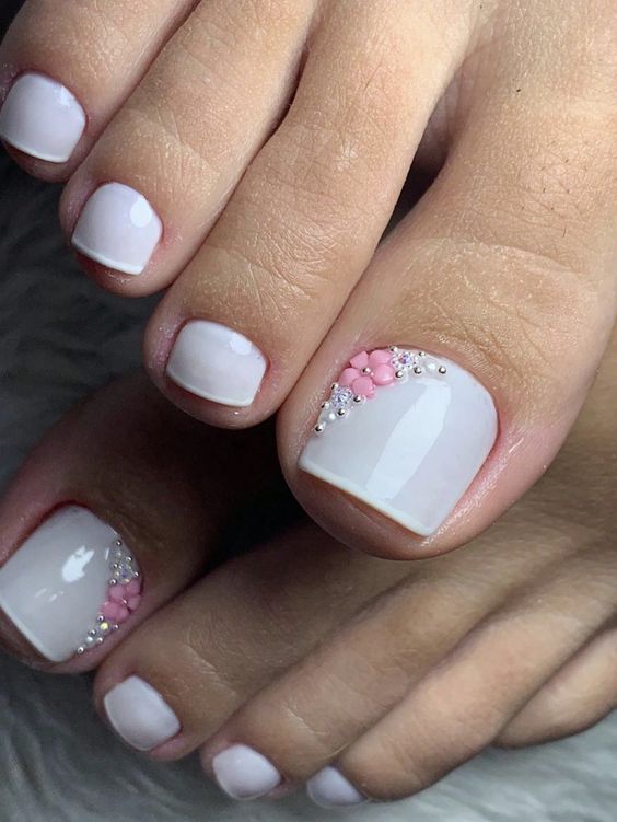 Unhas com pedras (Pinterest) Unha do pé decorada