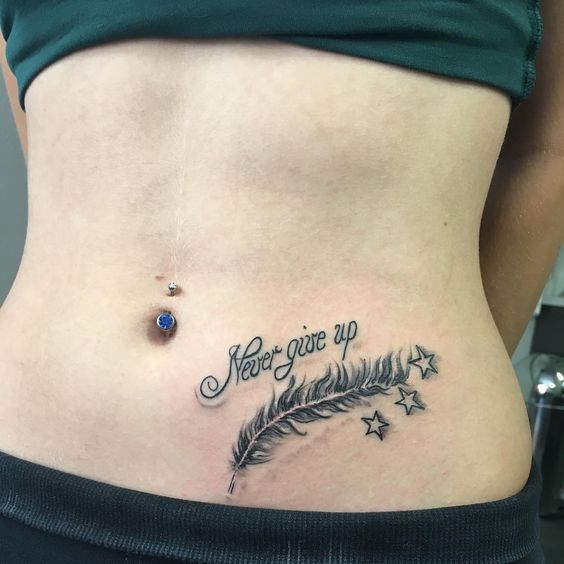 Tatuagem feminina na barriga