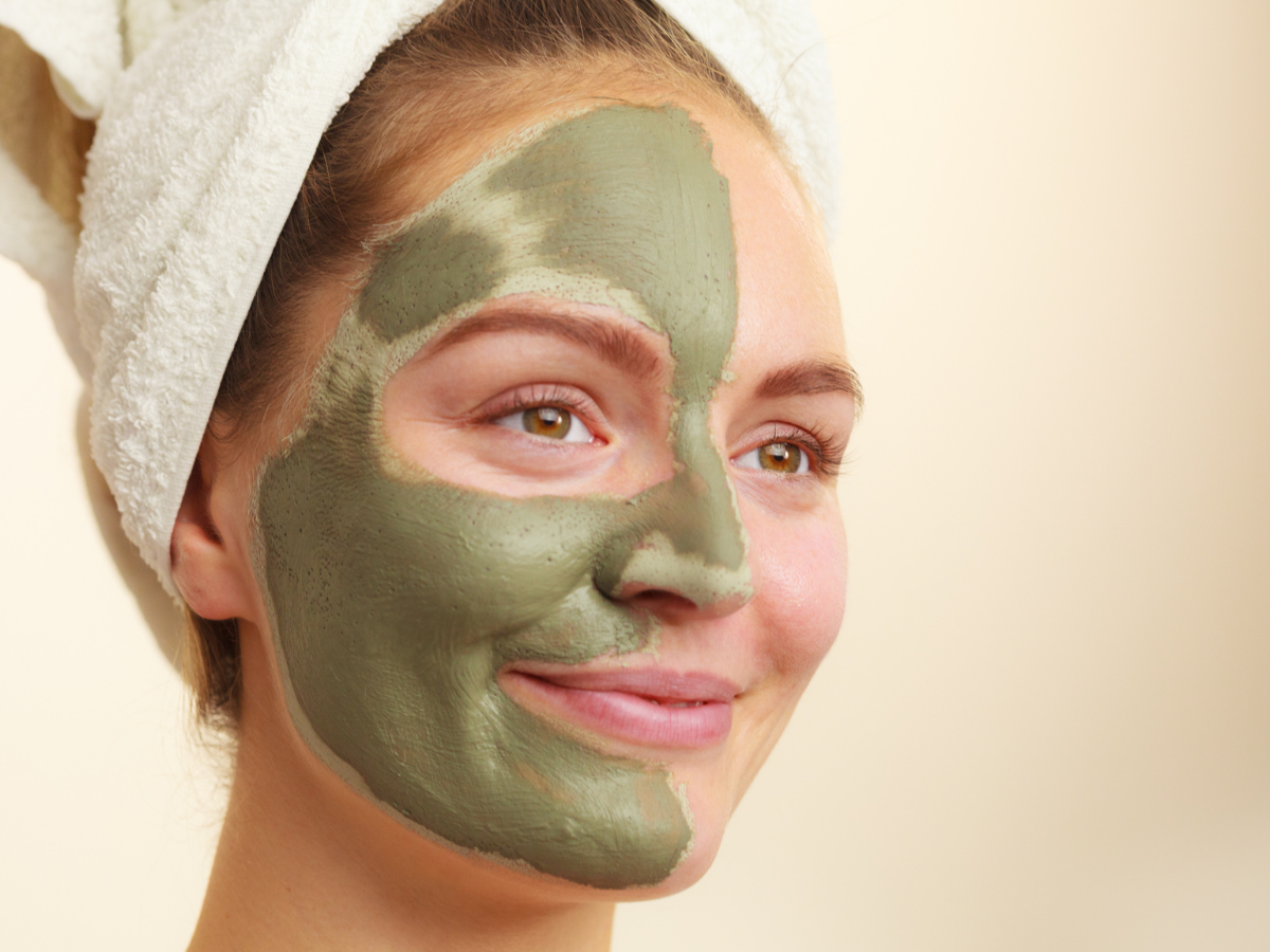 Máscaras de Argila. Foto é um rosto com máscara facial verde