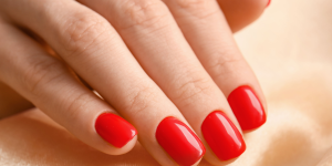 Cores de esmaltes perfeita para o outono. Foto unhas na cor vermelha