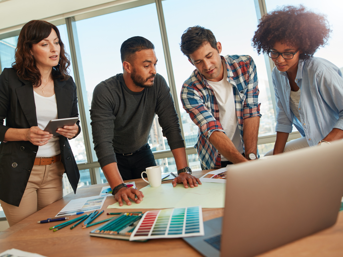 Boa impressão e regras de vestimentas. Foto está um grupo de pessoas com diversos looks no ambiente de trabalho