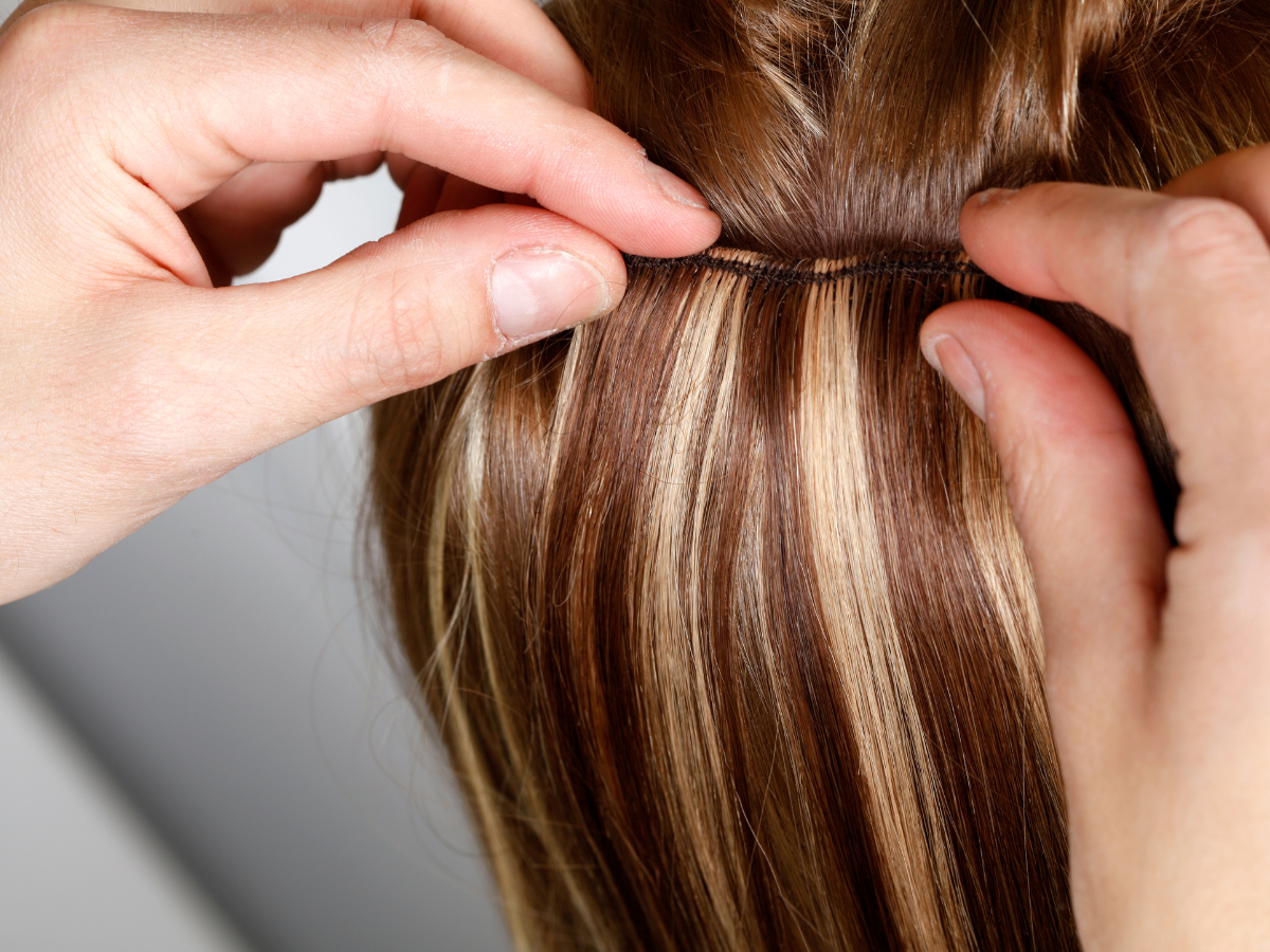 Mega Hair e Outono. Foto mecha de cabelo loira sendo anexada ao cabelo natural 