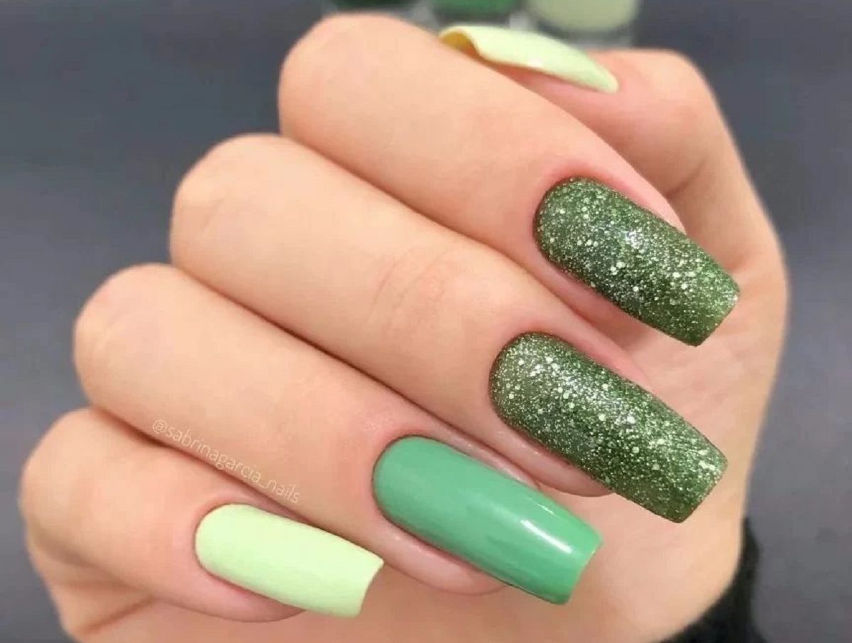 Unhas verdes com glitter