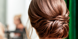 Disfarçar cabelo oleoso com penteados. Foto tem um cabelo castanho penteado em formato de coque