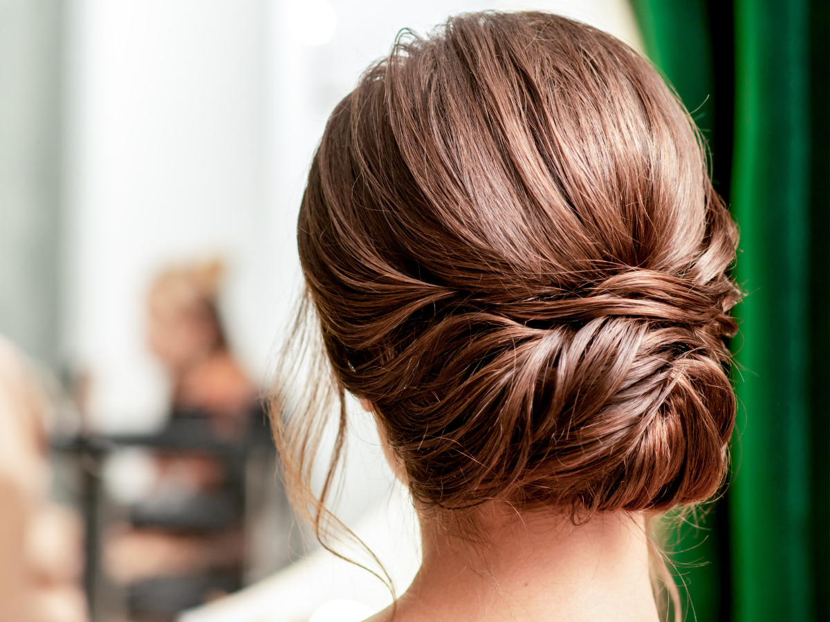 Disfarçar cabelo oleoso com penteados. Foto tem um cabelo castanho penteado em formato de coque