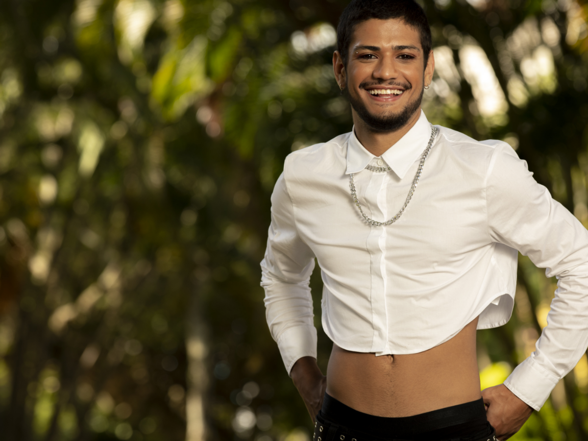 Cropped masculino. Foto mostra o ator Gabriel Santana usando um cropped branco