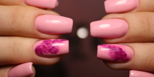 Ideias de unhas decoradas. Foto unhas com esmalte rosa e com detalhes no dedo anelar.