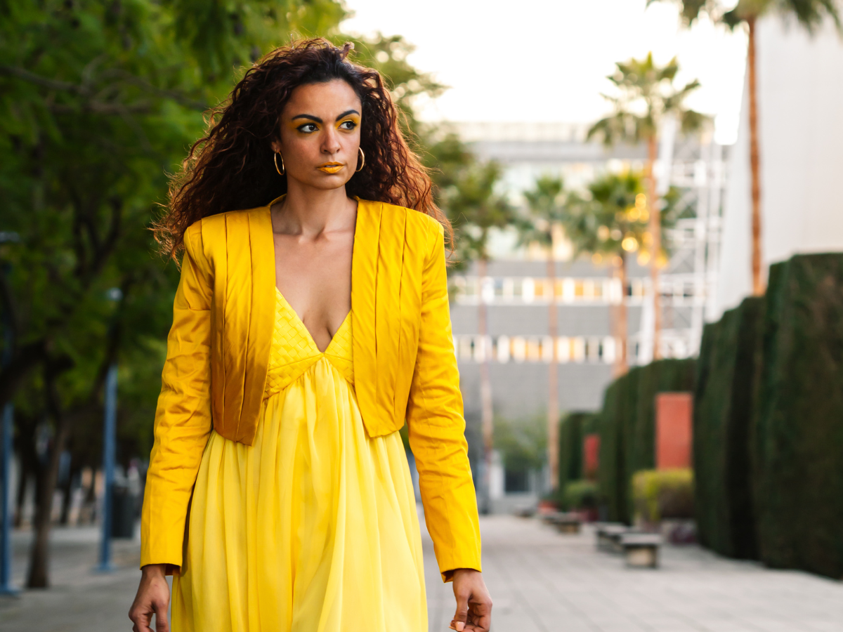 Looks monocromáticos. Foto mulher com roupa totalmente amarela.