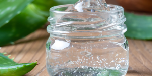 Máscaras de aloe vera benefícios. Foto pote com gel de aloe vera dento