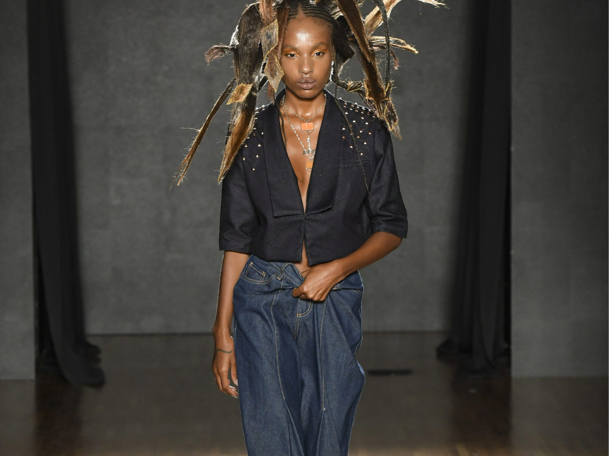 Jeans destaque na SPFW. Foto modelo negra vestido calça jeans e camisa preta.