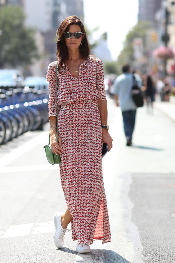 Vestido com tênis branco (Pinterest)