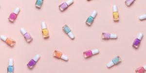 Esmalte perfeito para cada signo. Foto mostra várias embalagens de esmaltes coloridos sobre um fundo rosa.