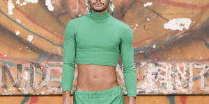 Ideias de looks com pecas verdes isaac-silva spfw. Foto mostra o ator Gabriel Santana de cropped verde.