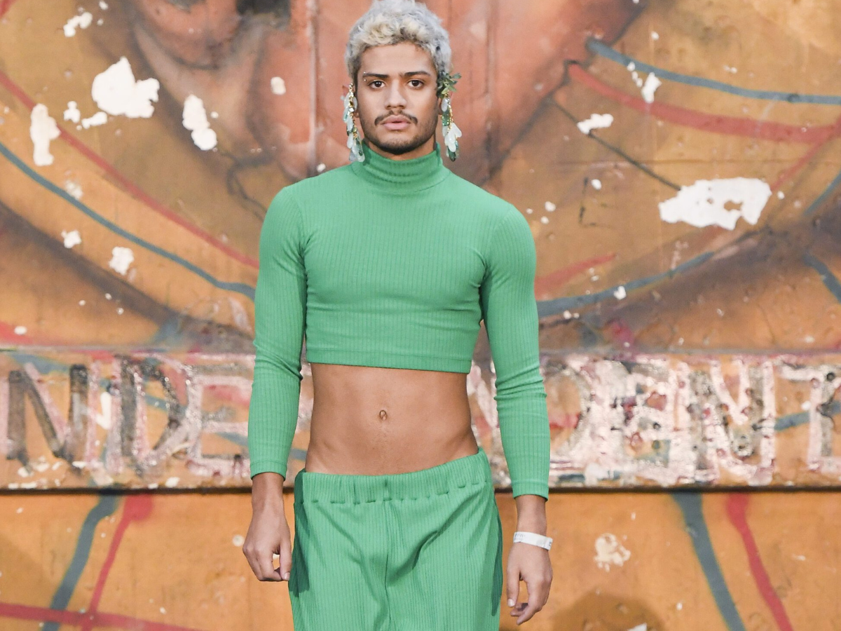 Ideias de looks com pecas verdes isaac-silva spfw. Foto mostra o ator Gabriel Santana de cropped verde. 