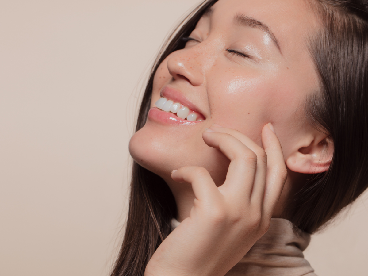 Técnica de passar a base com uma espátula. Foto Mulher coreana sorrindo