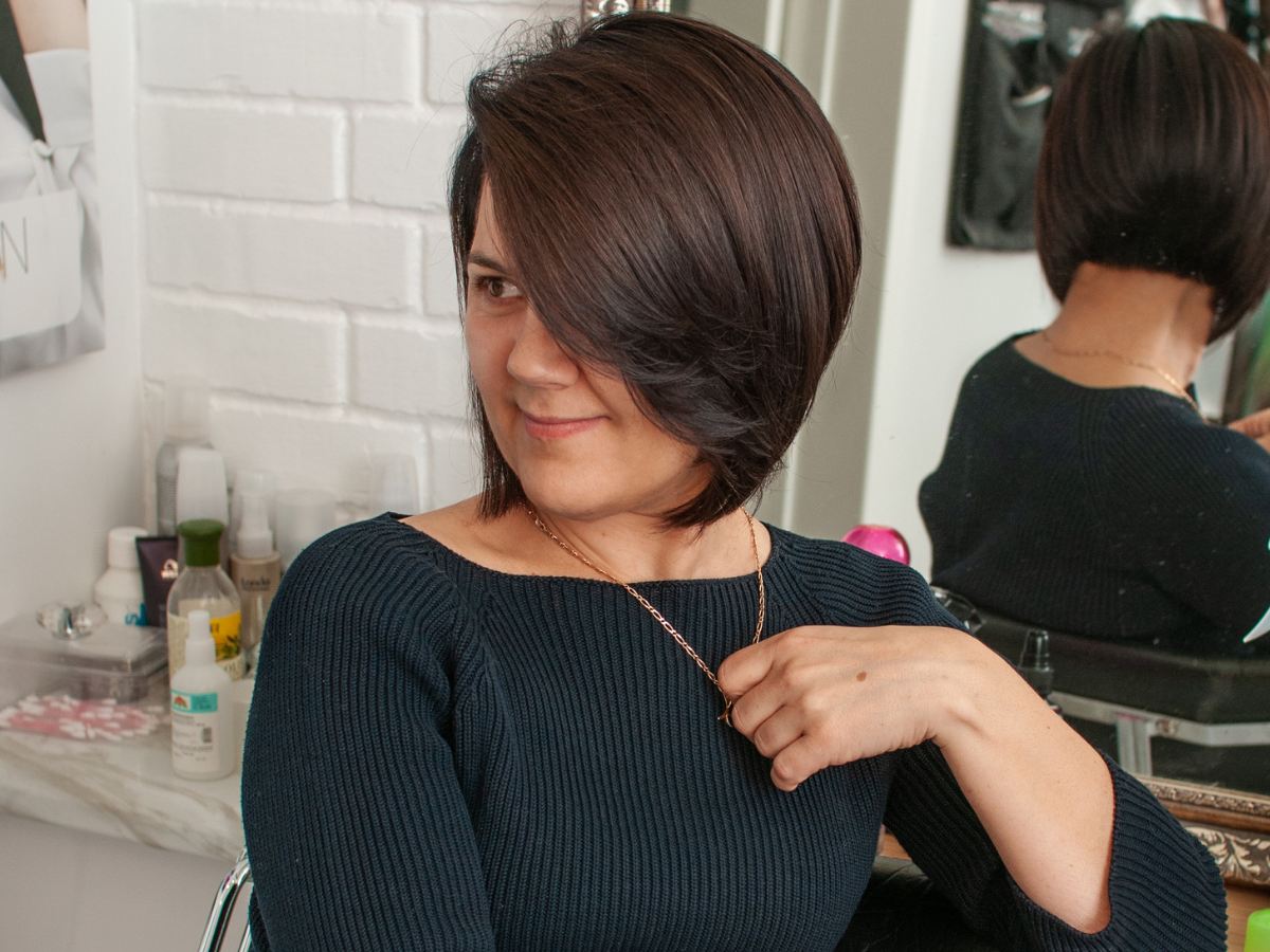 Cortes de cabelo lindos mulheres maduras. Foto mulher de cabelos castanhos com corte assimétrico