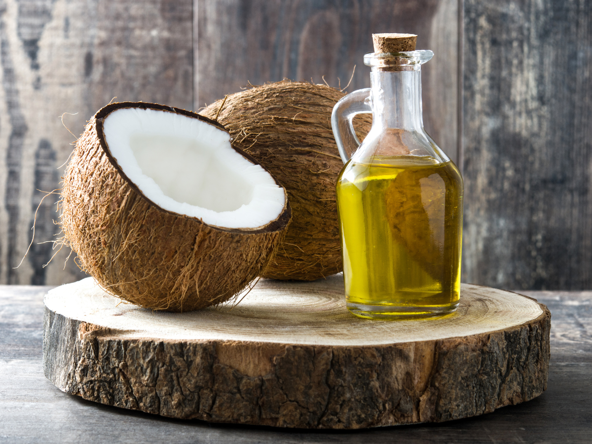 Produto natural que faz milagre na pele e cabelo. Foto mostra o óleo feito da fruta coco.