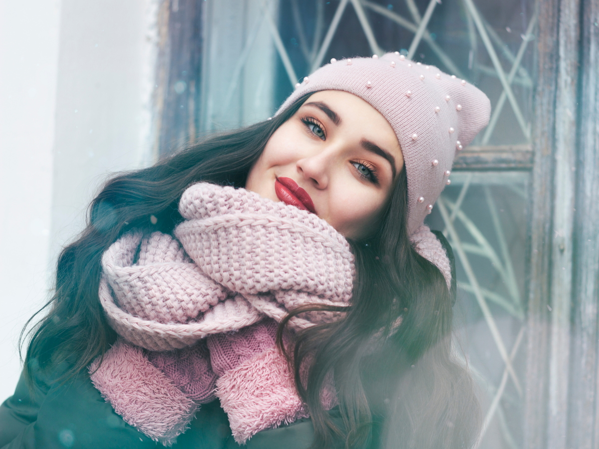 Looks de inverno para arrasar. Foto mostra mulher branca com cachecóis.