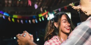 Penteados para a festa junina. Foto casal dançando e mulher com penteado maria chiquinha