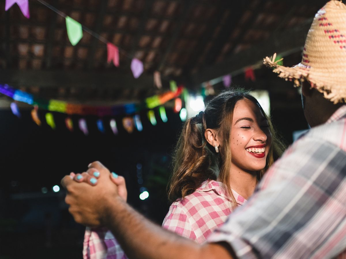 Penteados para a festa junina. Foto casal dançando e mulher com penteado maria chiquinha