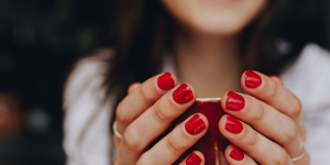 unhas decoradas com vermelho